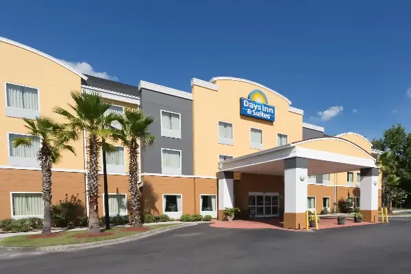Days Inn & Suites by Wyndham Savannah North